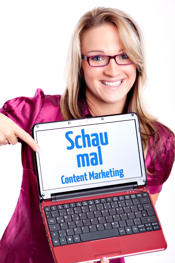 Content Marketing Bild - Frau mit Notebook auf dem -Schau mal- und Content Marketing steht.